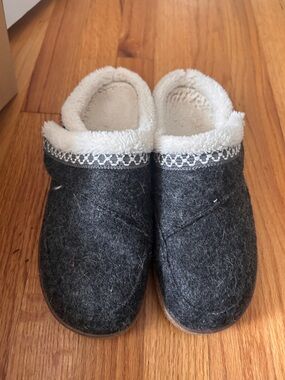 Orthofeet Cozy Women's Dark Gray Fleece-Lined Slip-On Slippers